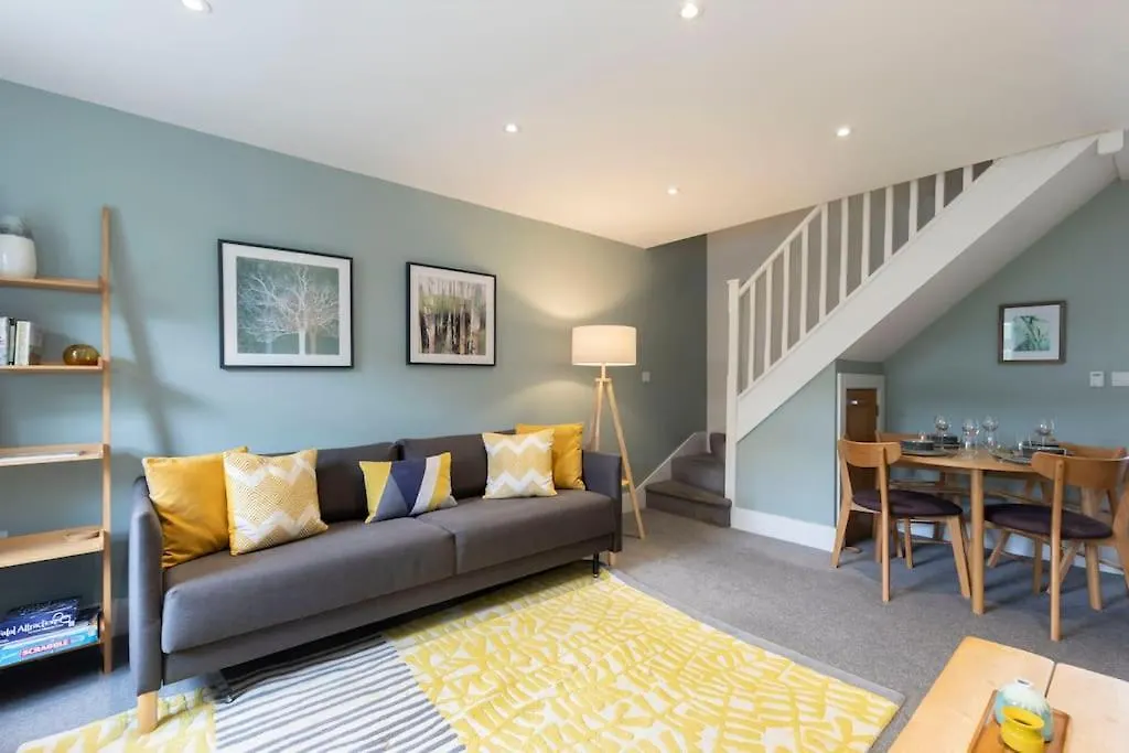 Peaceful & Spacious 2 Bed Home In Cheltenham GLOUCESTERSHIRE 0*,  United Kingdom